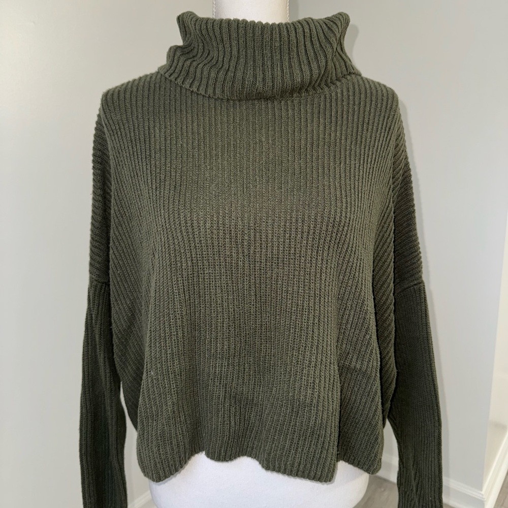 Hollister Olive Green‎ Ribbed Chunky Knit Cropped Turtleneck Sweater M